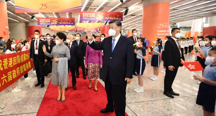 Staatspräsident Xi trifft zu Jahrestagsfeierlichkeiten in Hongkong ein 