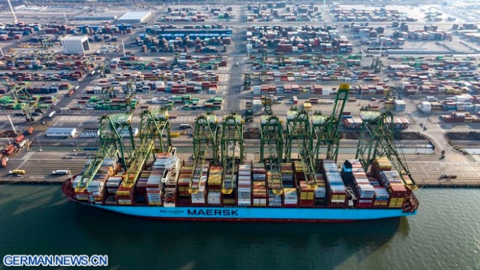Containerschiff im Hafen von Tianjin