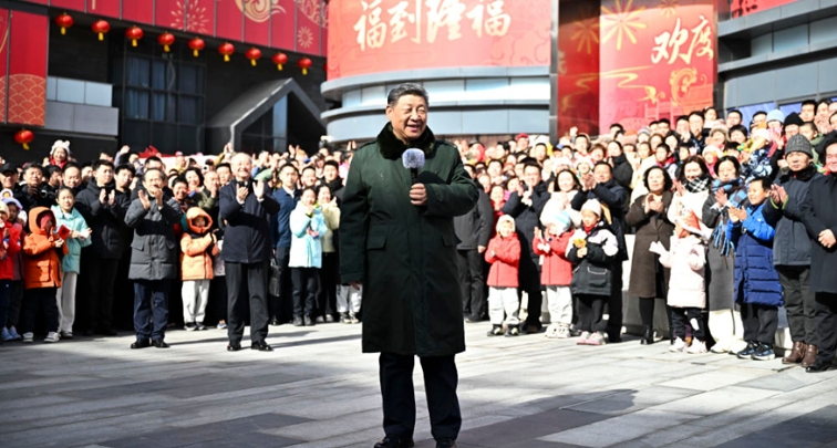 Xi Jinping besucht Menschen in Beijing vor Frühlingsfest